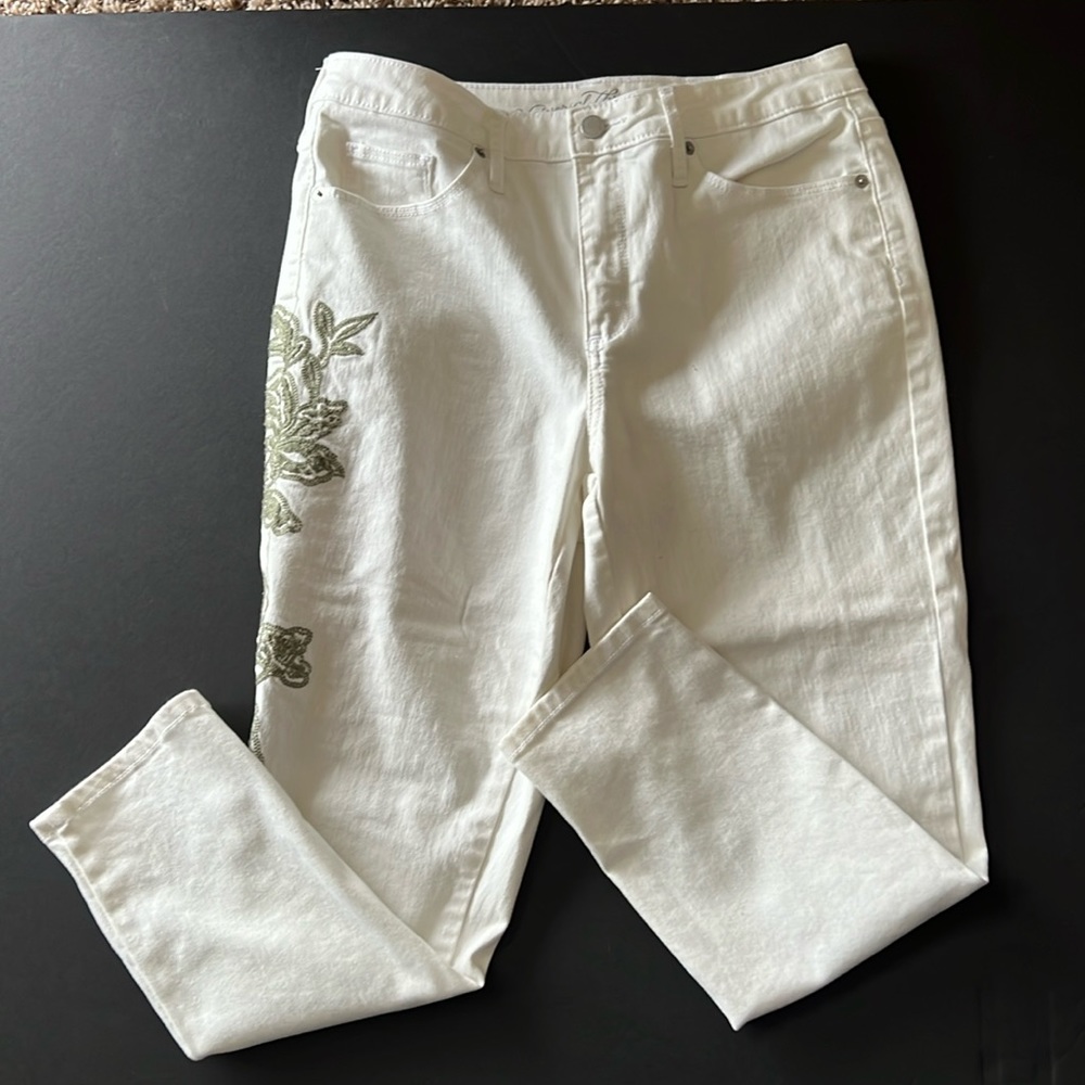 Universal Threads White High Rise Cropped Skinny Jeans W/Olive  Embroidery